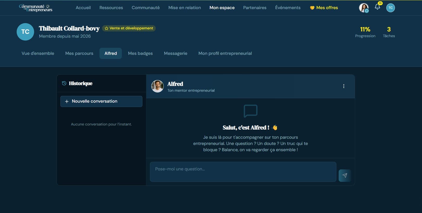 Alfred, l'assistant IA de la plateforme, avec sa propre identité et un RAG branché sur trois sources.